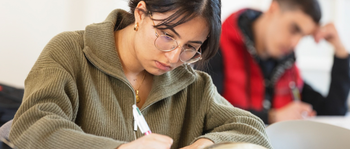 Étudiante qui écrit