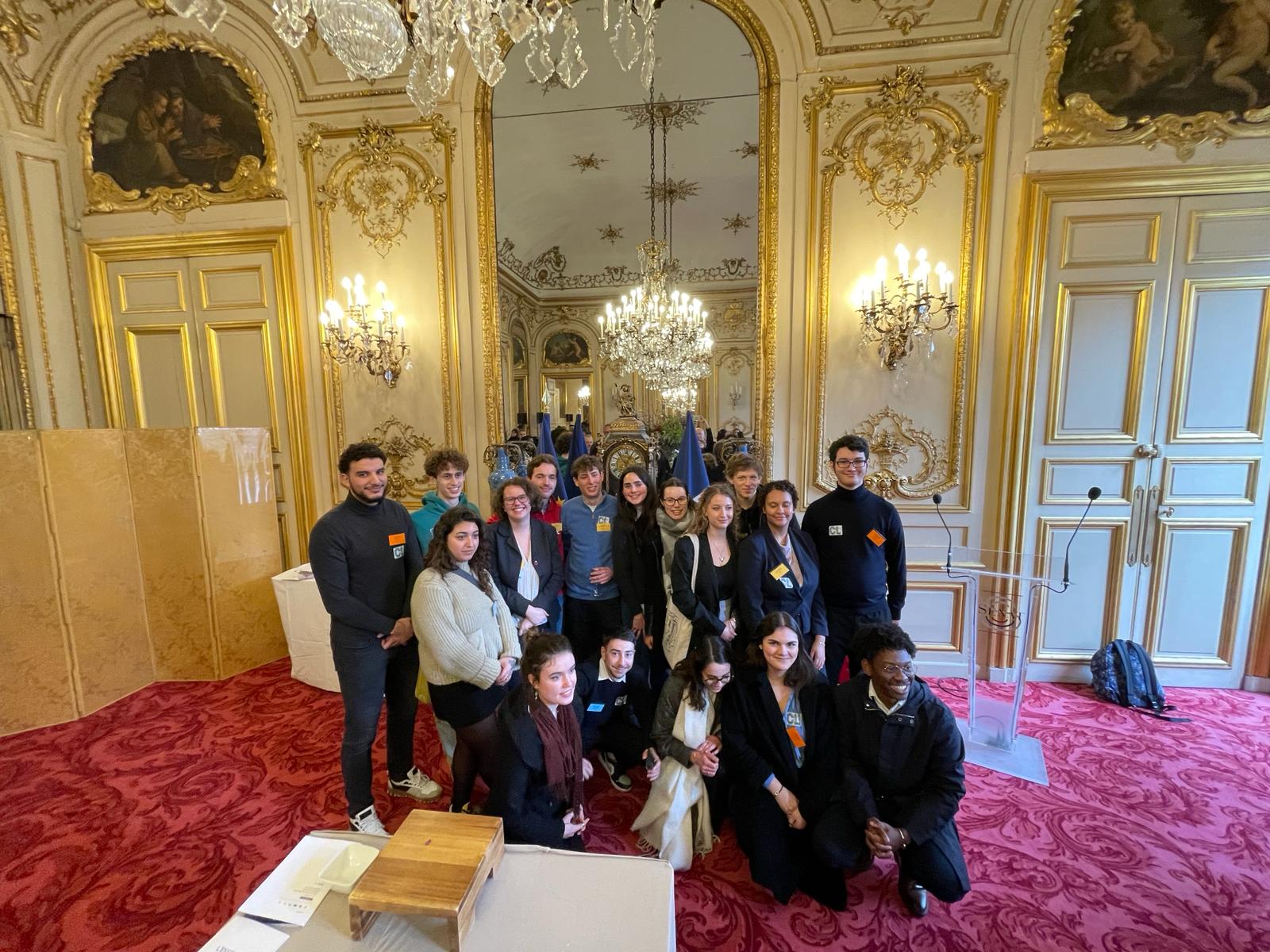 Baptiste et Noémie, étu en 1re année de ScPo SGEL, posent avec les tuteurs des autres SCPo