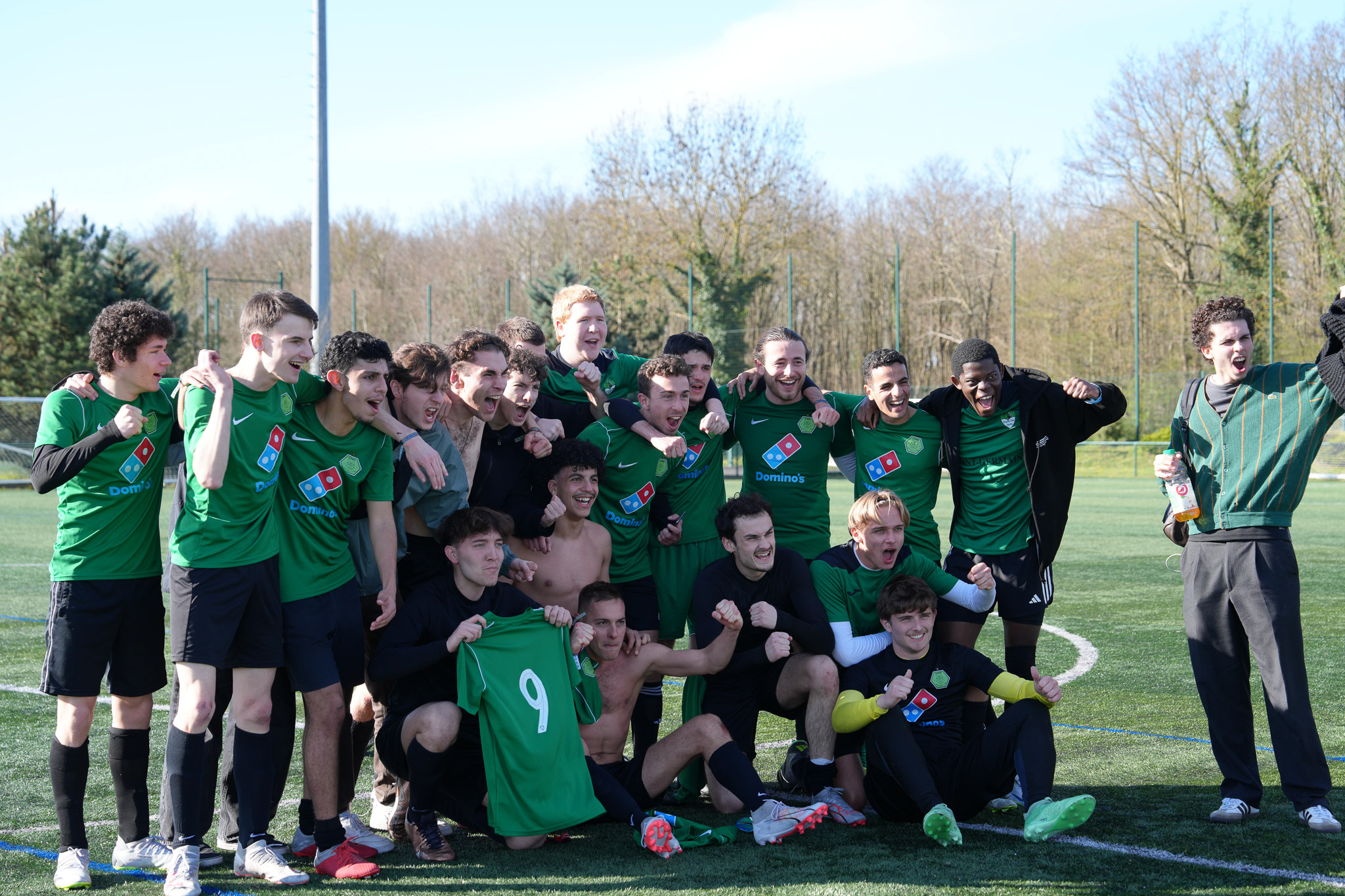 L'équipe de football masculin victorieuse