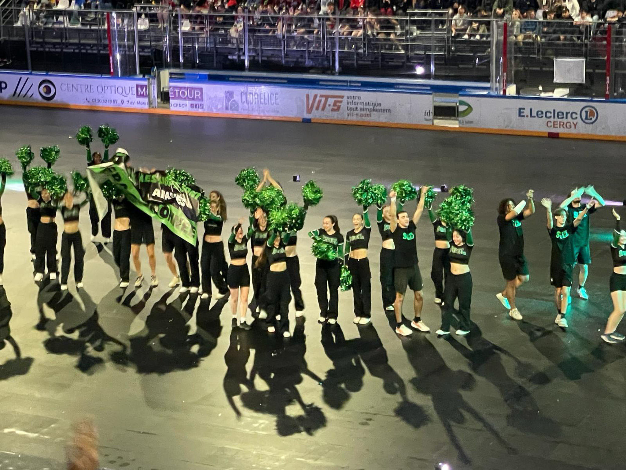 Les pom pom girls et boys ont fait le show