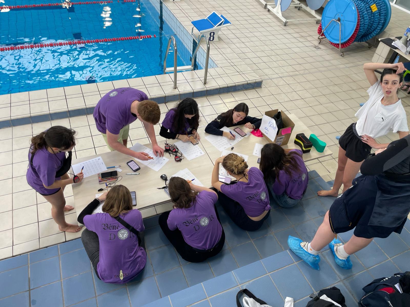Les bénévoles se penchent sur l'arbitrage de l'épreuve de natation
