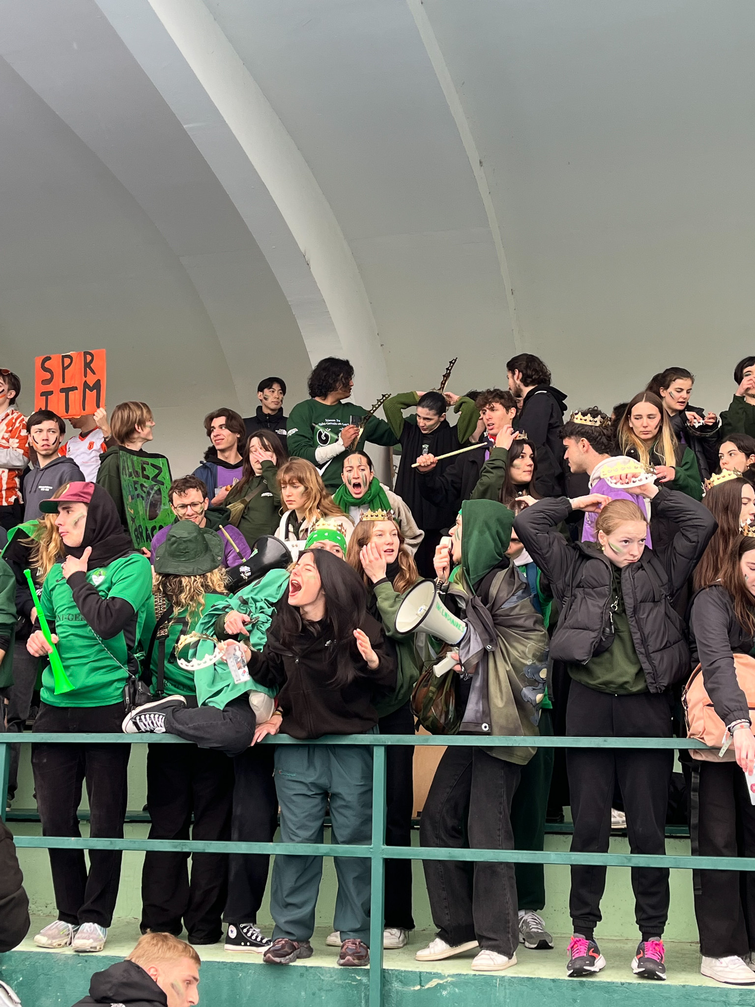 Les supporters de Sciences Po Saint-Germain-en-Laye en liesse