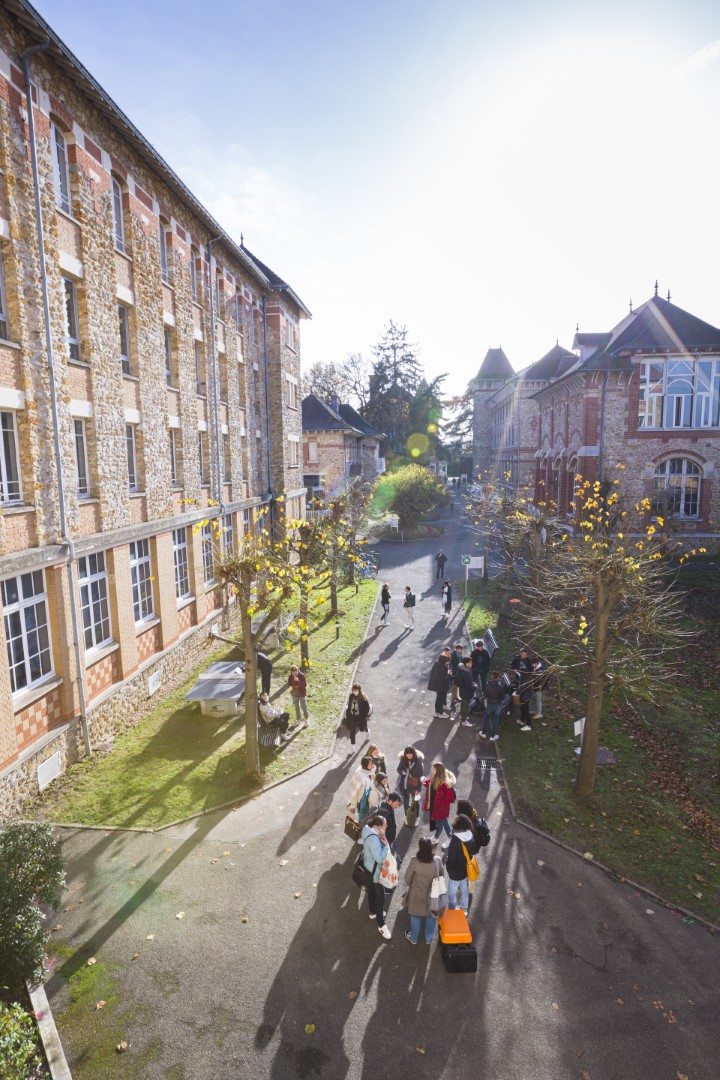 Photo bâtiment avec étudiants